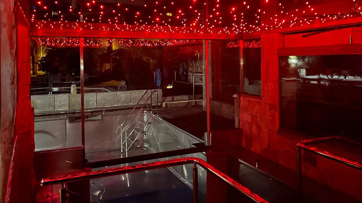 Pileta interior de Los Nobles Art bajo un cielo de luces